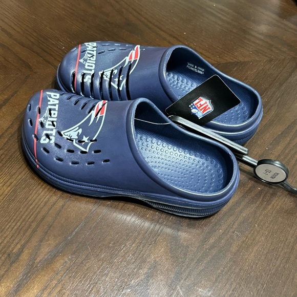 ❤️4 for $20❤️ Youth New England Patriots FOCO Sunnyً Day Clogs Medium 31-1 - Picture 6 of 9